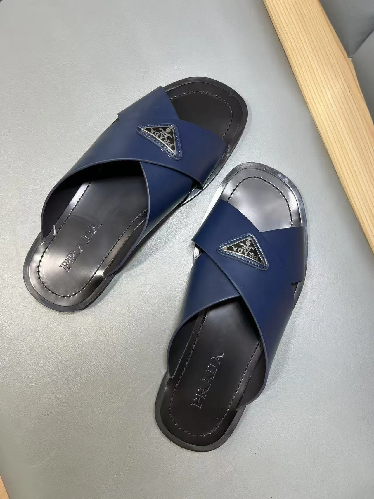 340💰PRADA Prada’s latest slippers are synchronized with the official website. This slipper is made of the brand’s unique and iconic Saffiano leather. The brand logo jumps out from the double straps, and the brand style is clearly visible. Cowhide gives men elegant charm and functional design, making it an ideal choice for vacation and leisure. Size:38-45